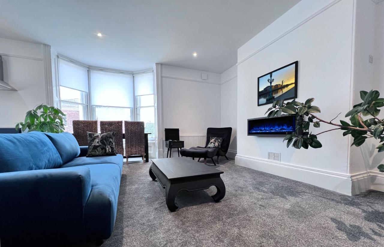 Perfectly Located Centre Apartment *